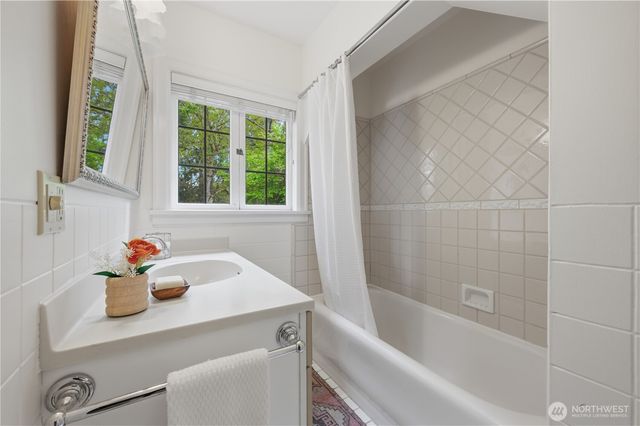 7550 21st Avenue NE, Seattle, WA 98115