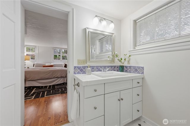 7550 21st Avenue NE, Seattle, WA 98115