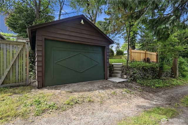 7550 21st Avenue NE, Seattle, WA 98115