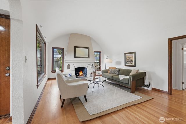 7550 21st Avenue NE, Seattle, WA 98115