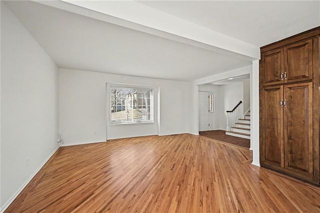 8317 NW Overland Drive, Kansas City, MO 64151