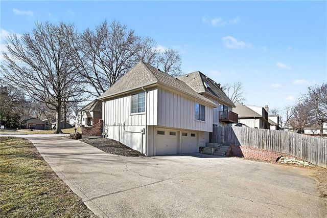 8317 NW Overland Drive, Kansas City, MO 64151