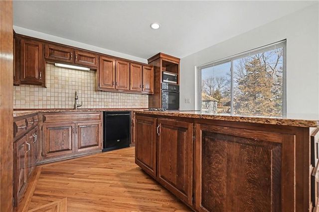 8317 NW Overland Drive, Kansas City, MO 64151