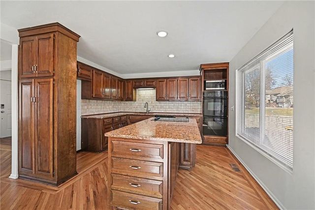 8317 NW Overland Drive, Kansas City, MO 64151