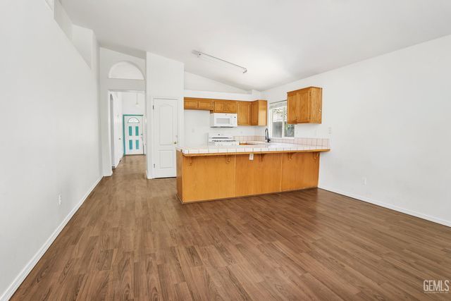 8900 Rollingbay Drive, Bakersfield, CA 93312