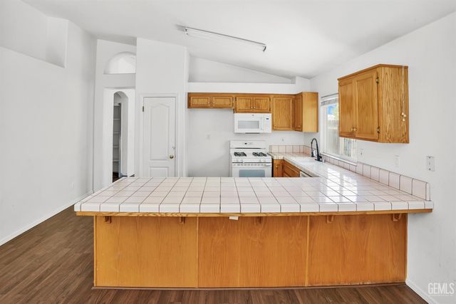 8900 Rollingbay Drive, Bakersfield, CA 93312