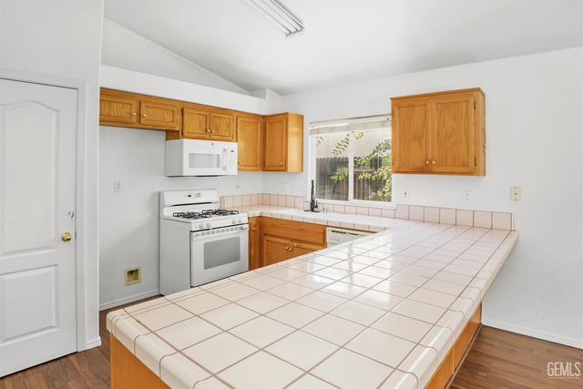 8900 Rollingbay Drive, Bakersfield, CA 93312