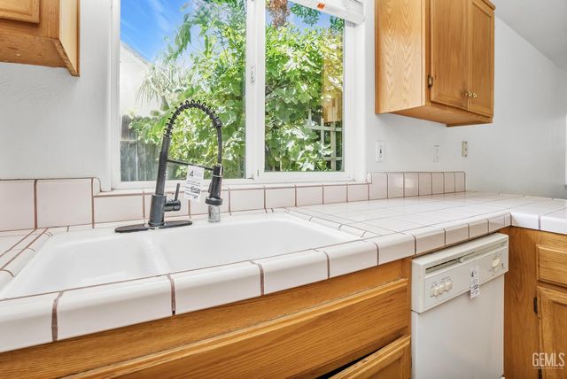 8900 Rollingbay Drive, Bakersfield, CA 93312