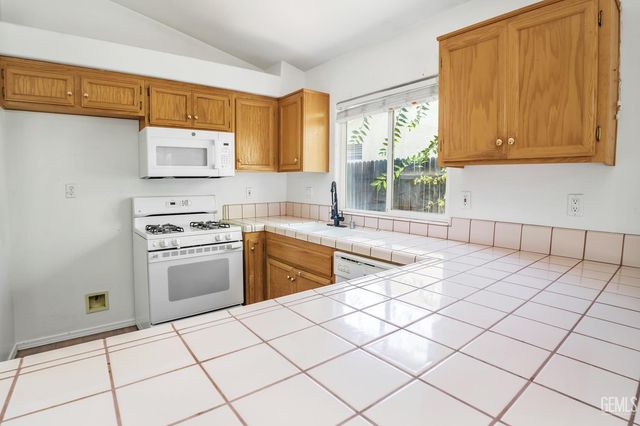 8900 Rollingbay Drive, Bakersfield, CA 93312
