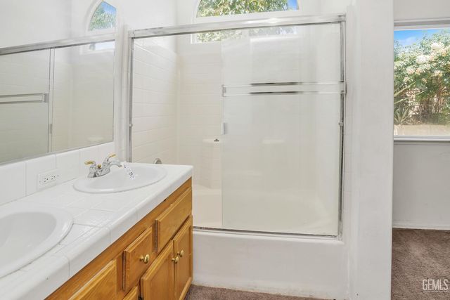 8900 Rollingbay Drive, Bakersfield, CA 93312