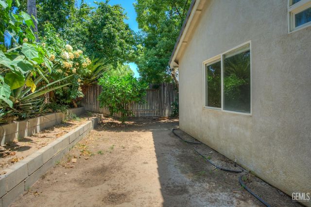 8900 Rollingbay Drive, Bakersfield, CA 93312