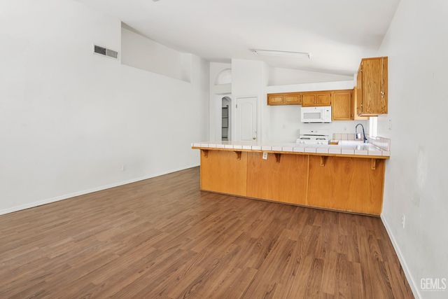 8900 Rollingbay Drive, Bakersfield, CA 93312