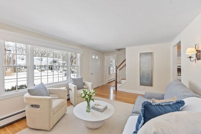 82 Ash St, Concord, MA 01742