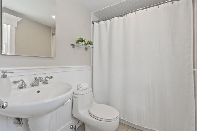 82 Ash St, Concord, MA 01742