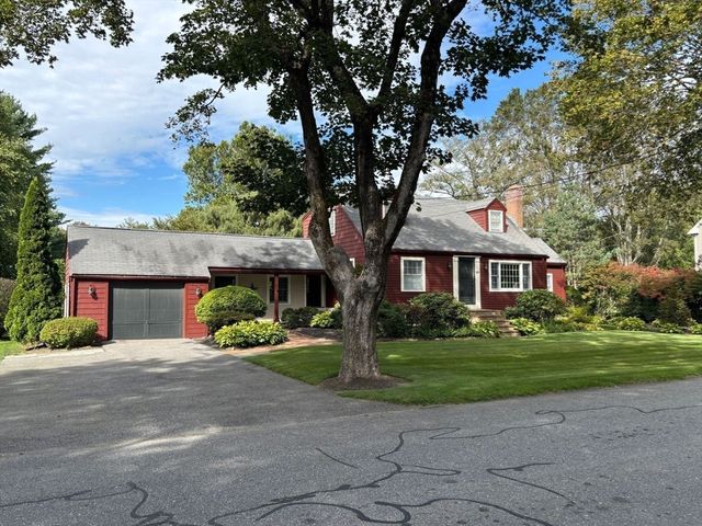82 Ash St, Concord, MA 01742