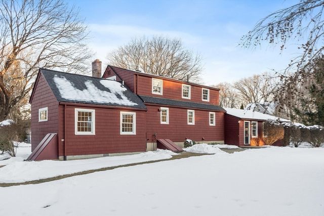 82 Ash St, Concord, MA 01742