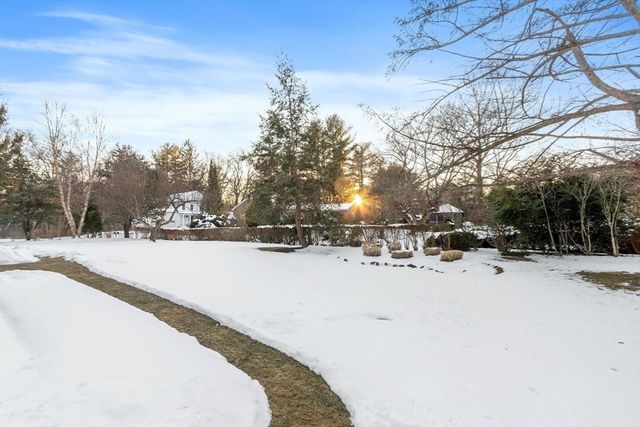 82 Ash St, Concord, MA 01742