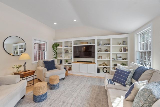 82 Ash St, Concord, MA 01742