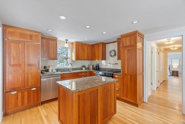 82 Ash St, Concord, MA 01742