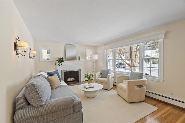 82 Ash St, Concord, MA 01742