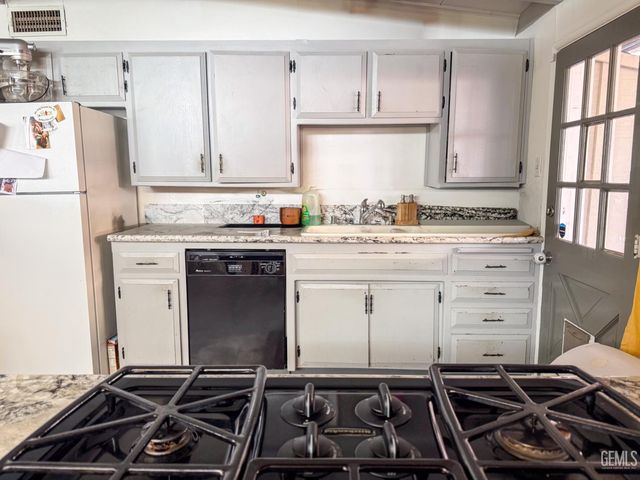 2218 Lindora Street, Bakersfield, CA 93306