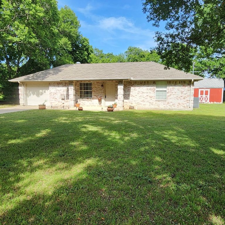 611 N Lamar Street, Tioga, TX 76271