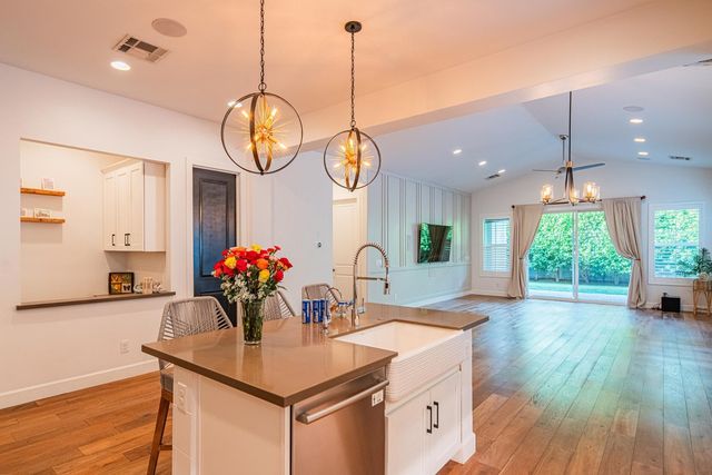 3850 E Crittenden Lane, Phoenix, AZ 85018
