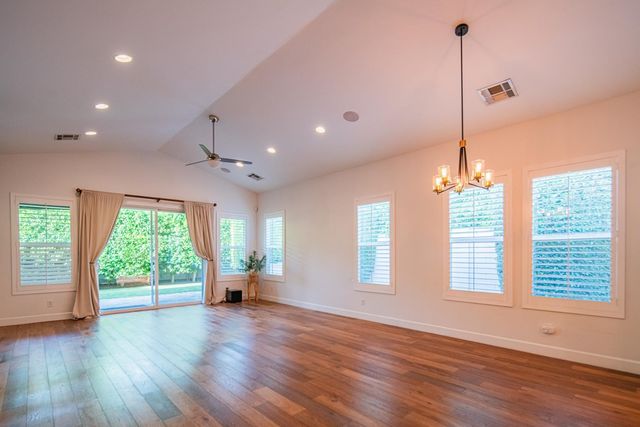 3850 E Crittenden Lane, Phoenix, AZ 85018
