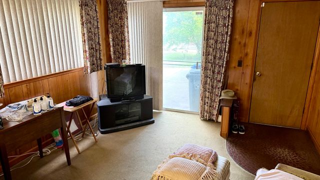 900 E Golfview Drive, Mount Prospect, IL 60056