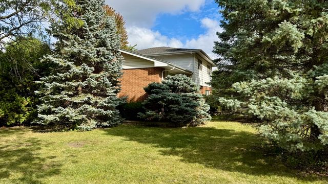 900 E Golfview Drive, Mount Prospect, IL 60056