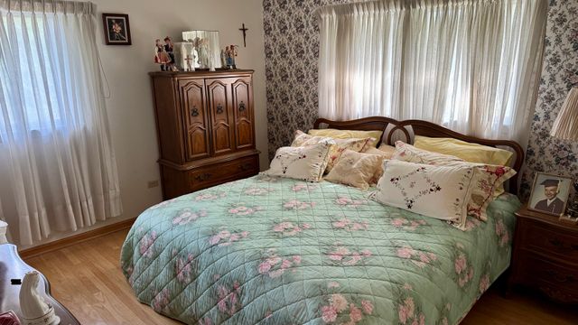 900 E Golfview Drive, Mount Prospect, IL 60056