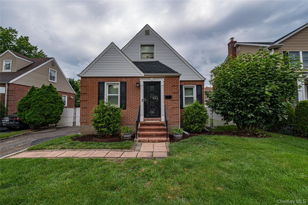 15 Yale Boulevard, New Hyde Park, NY 11040 — exterior