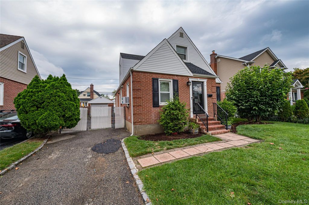 15 Yale Boulevard, New Hyde Park, NY 11040 — photo 2
