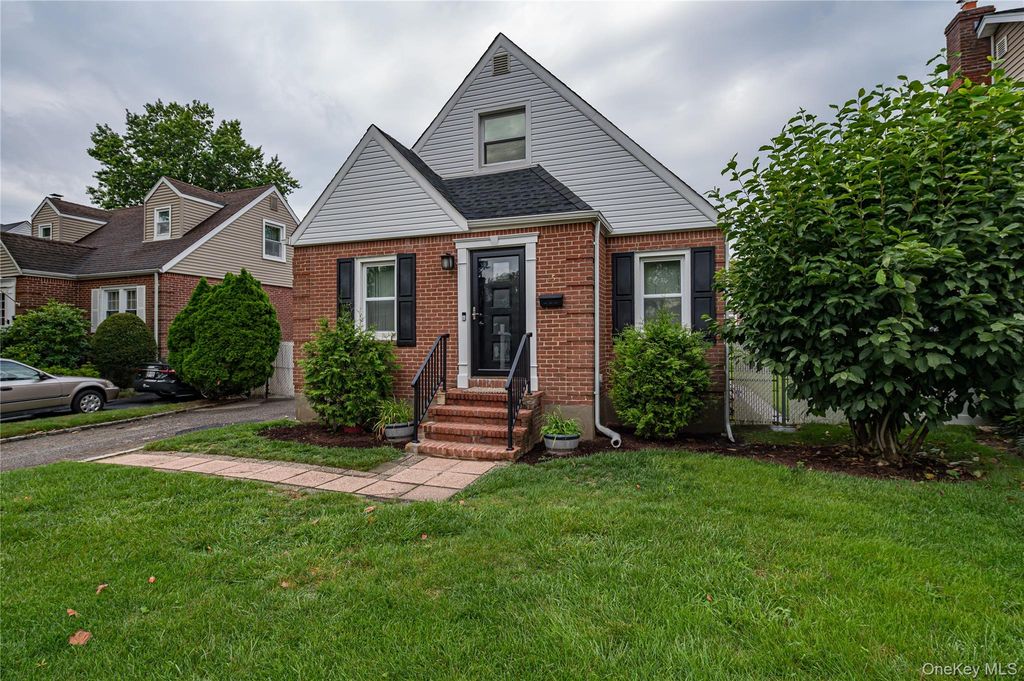 15 Yale Boulevard, New Hyde Park, NY 11040 — photo 3