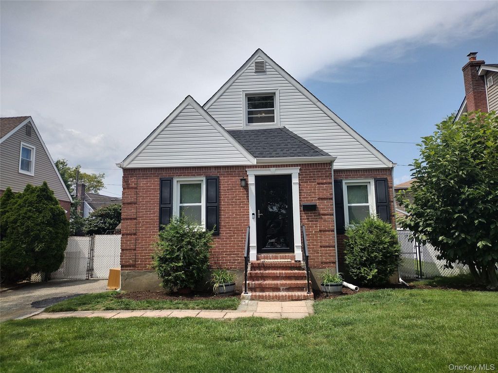 15 Yale Boulevard, New Hyde Park, NY 11040 — photo 4