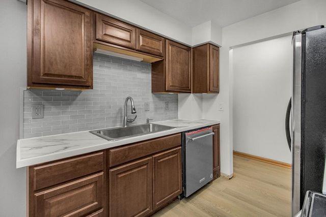 4575 W 80th Street Circle 116, Bloomington, MN 55437