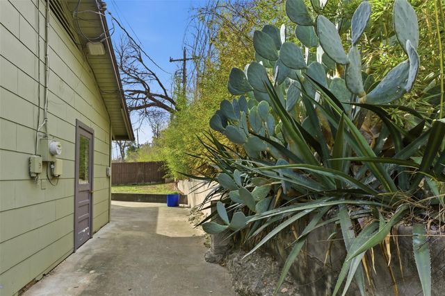 2402 Little John LN, Austin, TX 78704