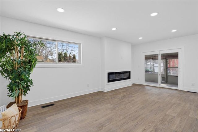 32154 Gainsborough Drive, Warren, MI 48088