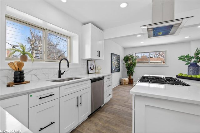 32154 Gainsborough Drive, Warren, MI 48088