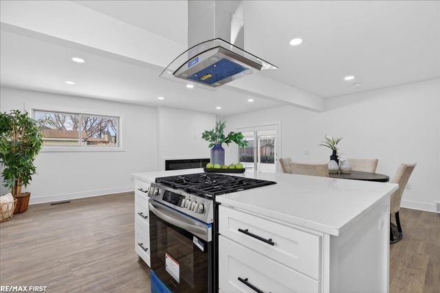 32154 Gainsborough Drive, Warren, MI 48088