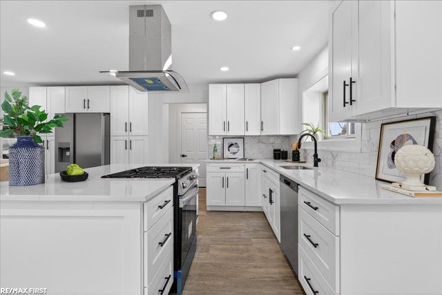 32154 Gainsborough Drive, Warren, MI 48088