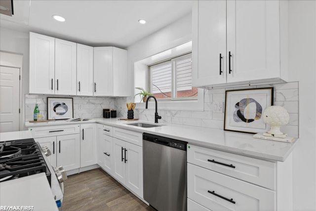 32154 Gainsborough Drive, Warren, MI 48088