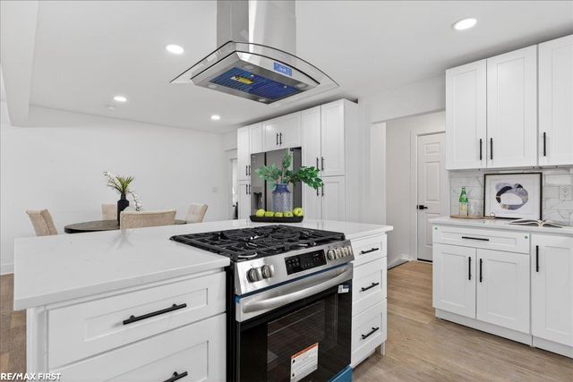 32154 Gainsborough Drive, Warren, MI 48088