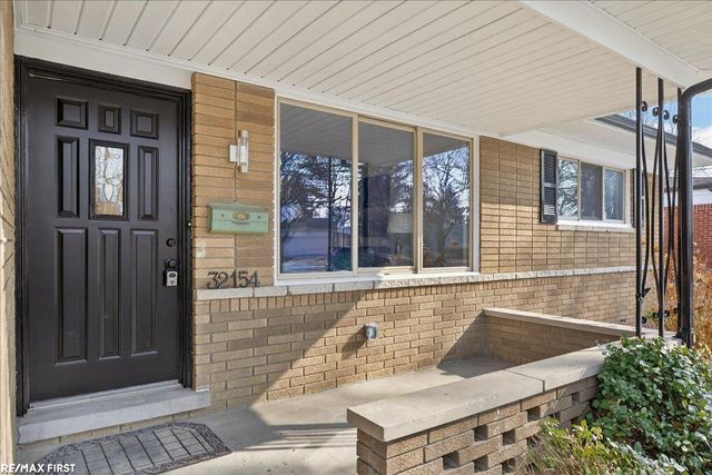 32154 Gainsborough Drive, Warren, MI 48088