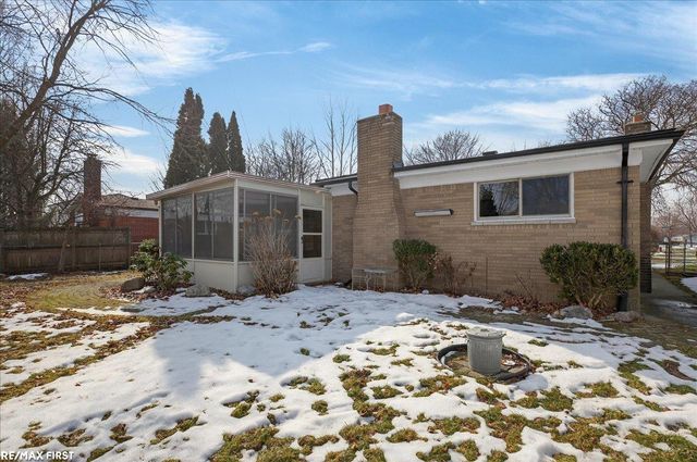 32154 Gainsborough Drive, Warren, MI 48088