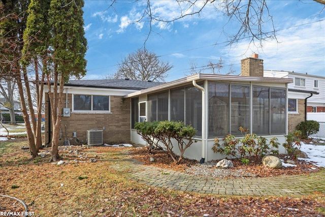 32154 Gainsborough Drive, Warren, MI 48088