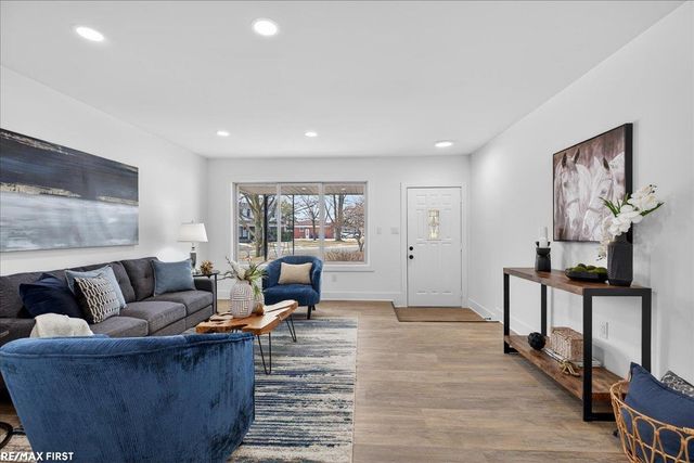 32154 Gainsborough Drive, Warren, MI 48088