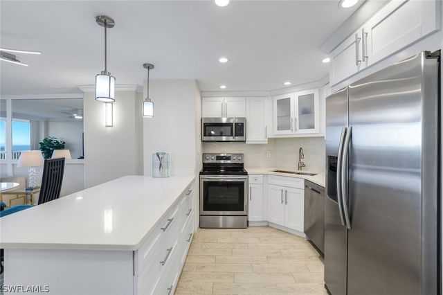 5 Bluebill AVE 506, Naples, FL 34108