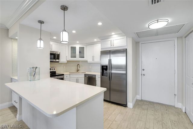 5 Bluebill AVE 506, Naples, FL 34108