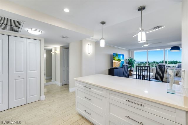 5 Bluebill AVE 506, Naples, FL 34108